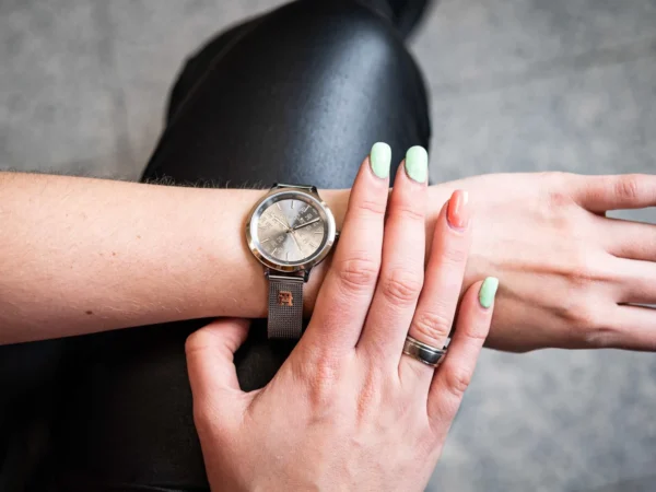 ⁦Tommy Hilfiger Women’s Watch 1782587⁩ - الصورة ⁦6⁩