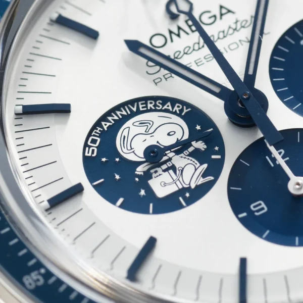 ⁦Omega (Speedmaster Silver Snoopy Award) watch for men 310.32.42.50.02.001⁩ - الصورة ⁦2⁩