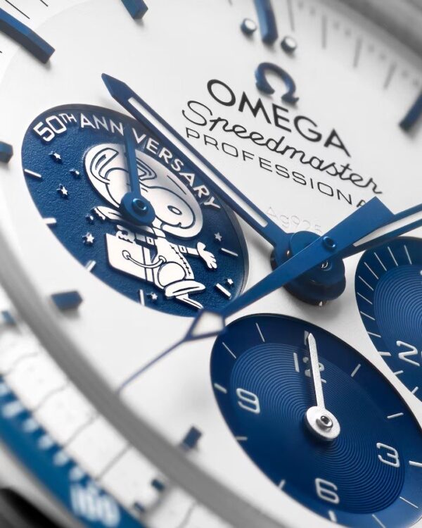 ⁦Omega (Speedmaster Silver Snoopy Award) watch for men 310.32.42.50.02.001⁩ - الصورة ⁦3⁩