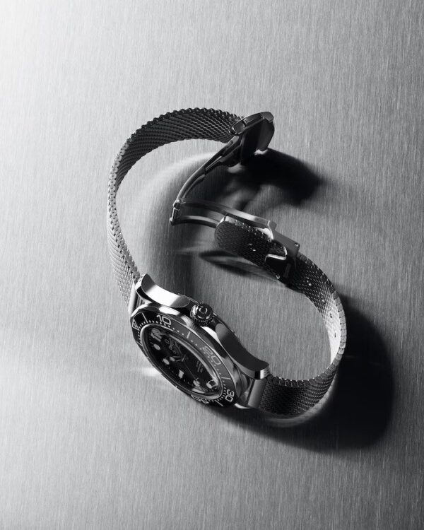 ⁦OMEGA (SEAMASTER DIVER) watch for men 210.30.42.20.01.010⁩ - الصورة ⁦4⁩