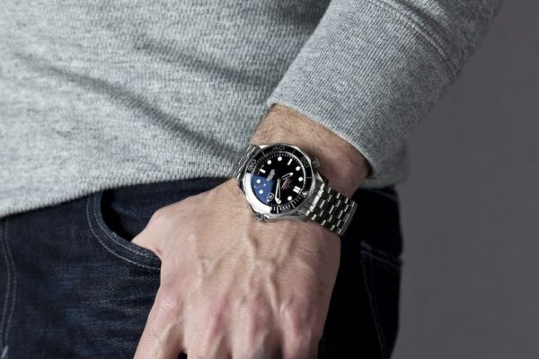 ⁦Omega (SEAMASTER DIVER) watch for men 212.30.41.20.01.003⁩ - الصورة ⁦14⁩