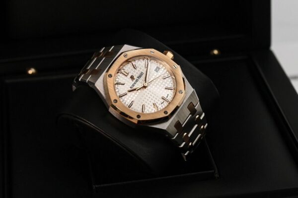 ⁦Audemars Piguet (Royal Oak) Watch For Women 77350SR.OO.1261SR.01⁩ - الصورة ⁦6⁩