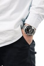 Omega (Seamaster Planet Ocean) Watch For Men 215.30.46.51.01.001 - الصورة 12